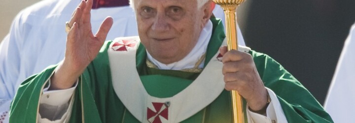Komentář: Vládní politici si papeže Benedikta vážili, spousta lidí jej vidí v pekle. Co zastával?   