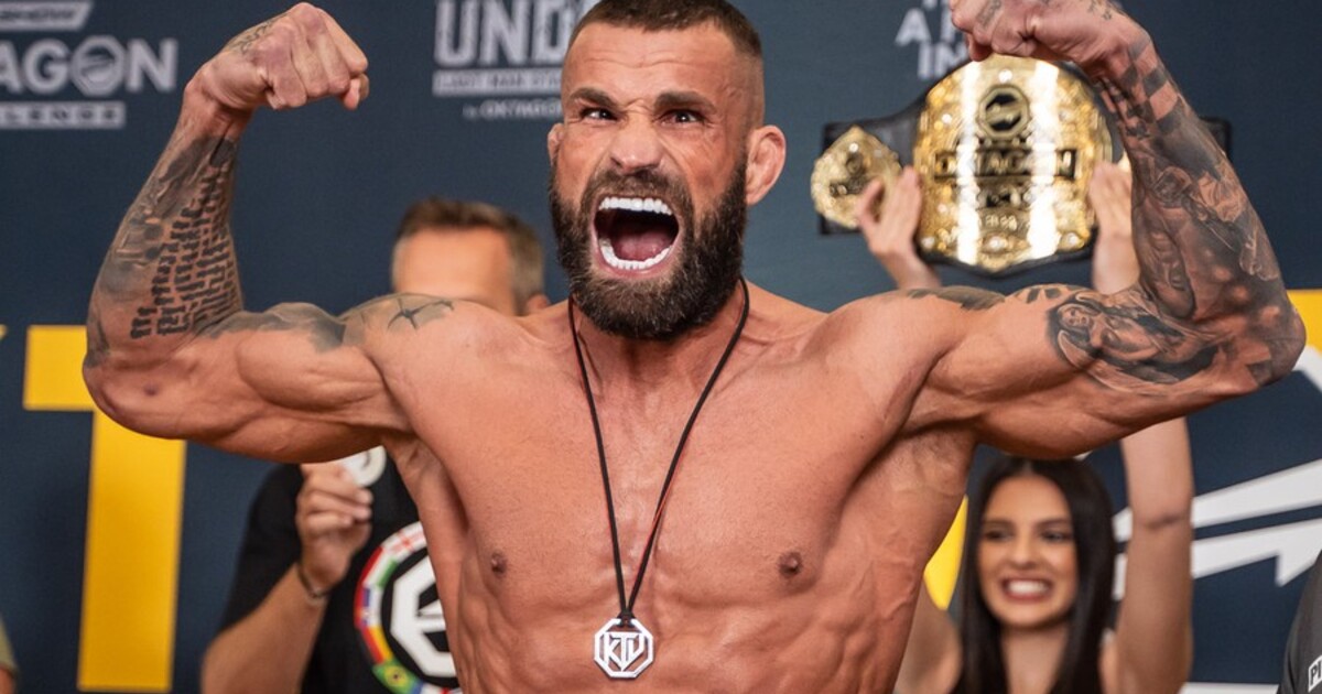 Dostane Karlos Vémola KO? V kleci se pobije s dvoumetrovým obrem, který chce všechny šokovat