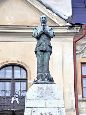 V ktorom meste nájdeš banské múzeum a pripomienku slávnej baníckej minulosti priamo na námestí?