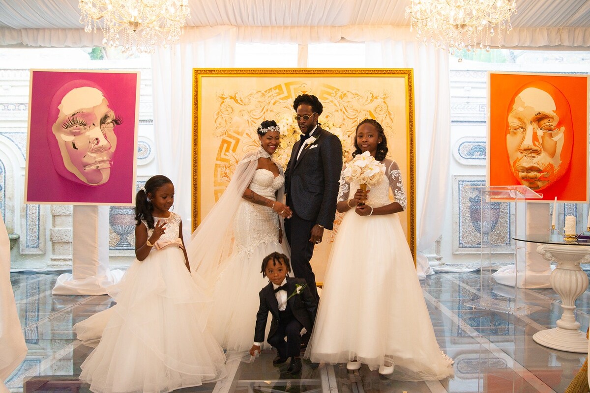 2 Chainz a Kesha Ward so svojimi deťmi po svadobnom obrade vo Versaceho vile v Miami.