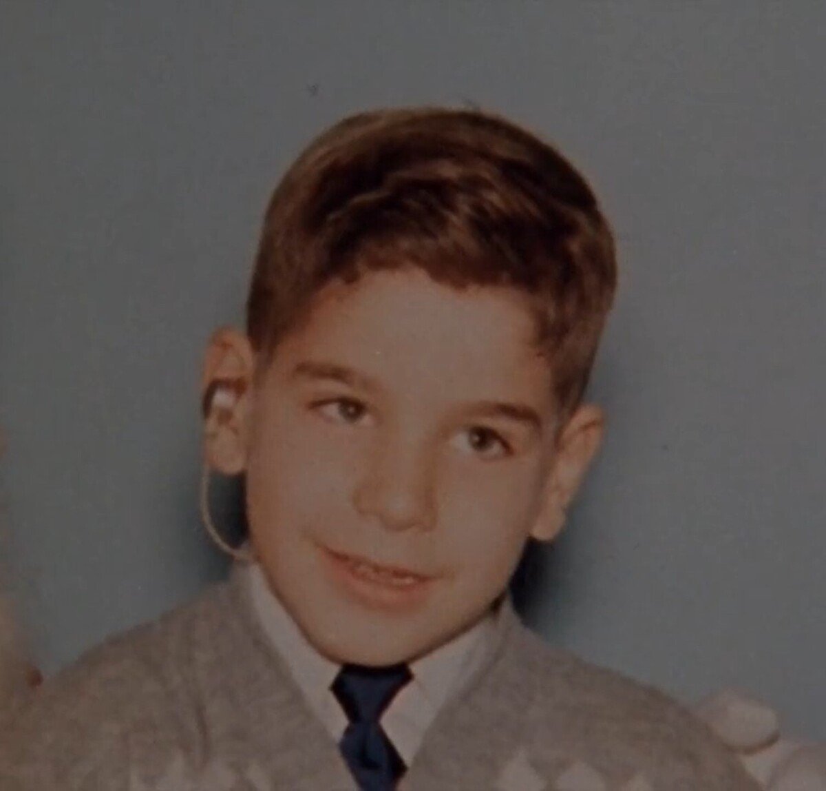 Lou Ferrigno v mladosti s naslúchadlom.