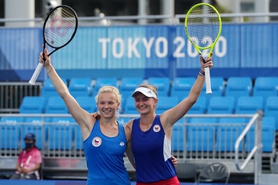 Barbora Krejčíková a Kateřina Siniaková na Letních olympijských hrách 2020 pro Česko vyhrály první zlatou medaili v tenise. Je to pravda, nebo ne?