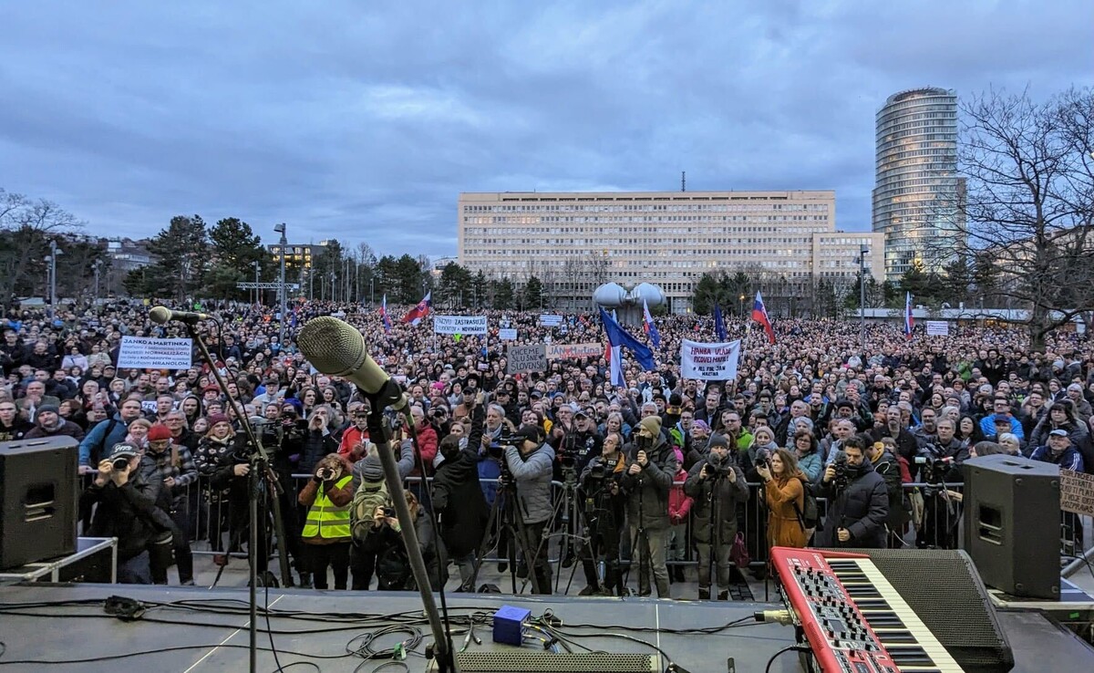 Protestujúci počas zhromaždenia iniciatívy Za slušné Slovensko na 6. výročie vraždy Jána Kuciaka a Martiny Kušnírovej v Bratislave 21. februára. 