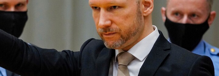 Masový vrah Breivik na výsluchu o podmienečnom prepustení hajloval