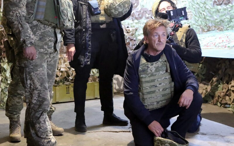 Hollywoodsky herec Sean Penn natáča dokument o ruskej agresii na východnej Ukrajine. Na pľaci sa pohybuje v nepriestrelnej veste.
