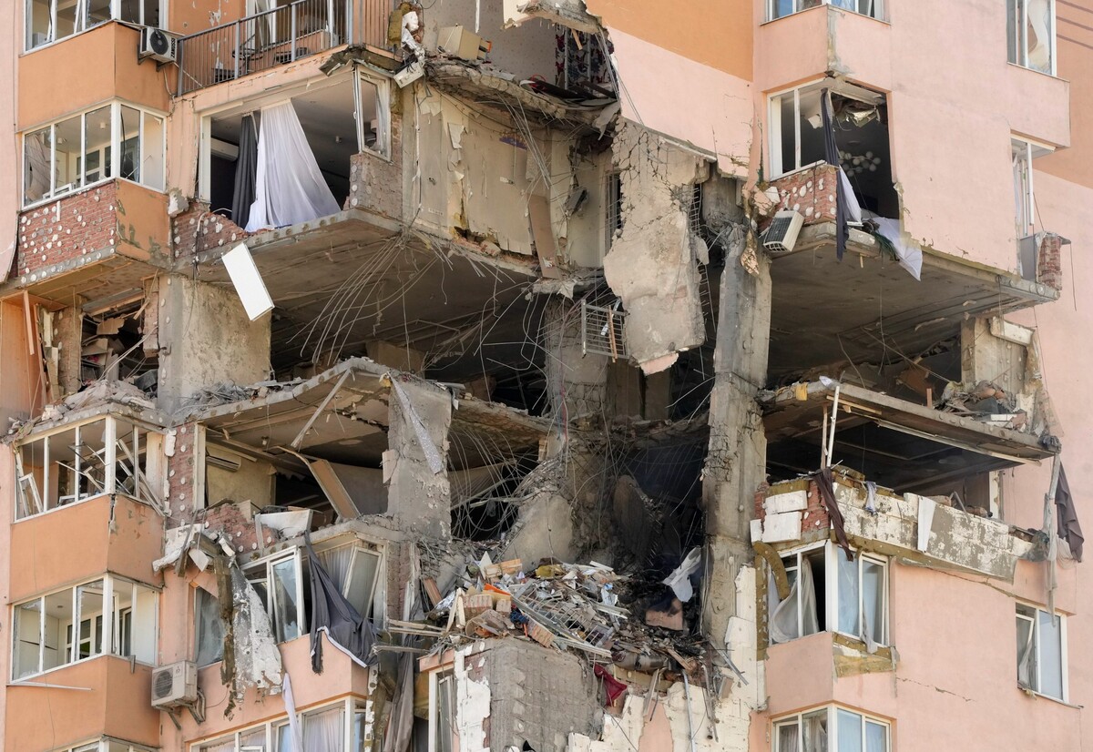 Na snímke poškodená bytovka po raketovom útoku  26. februára 2022 v Kyjeve.