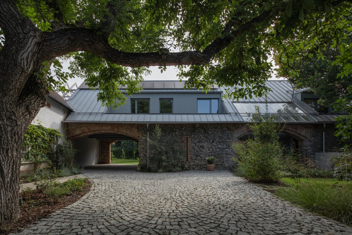 Architekt Michael Karnet zachoval pôvodné kamenné torzo stavby, do ktorého navrhol nový rodinný dom. Výsledok je úžasný.
