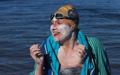 54 hodín a 209 kilometrov! Prvá žena na svete preplávala kanál La Manche štyrikrát, ešte minulý rok zápasila s rakovinou