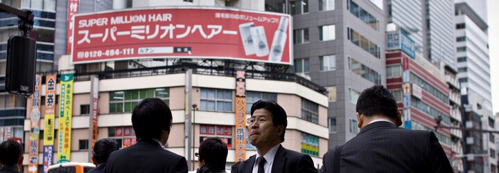 Český fotograf zachytil extrémne ťažký život japonských biznismenov. Cez deň sú otrokmi korporátov, v noci spia opití na ulici