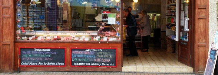 Přestaňte zabíjet zvířata, nasprejoval gang militantních veganů na řeznictví. Rodinnému podniku vyhrožují