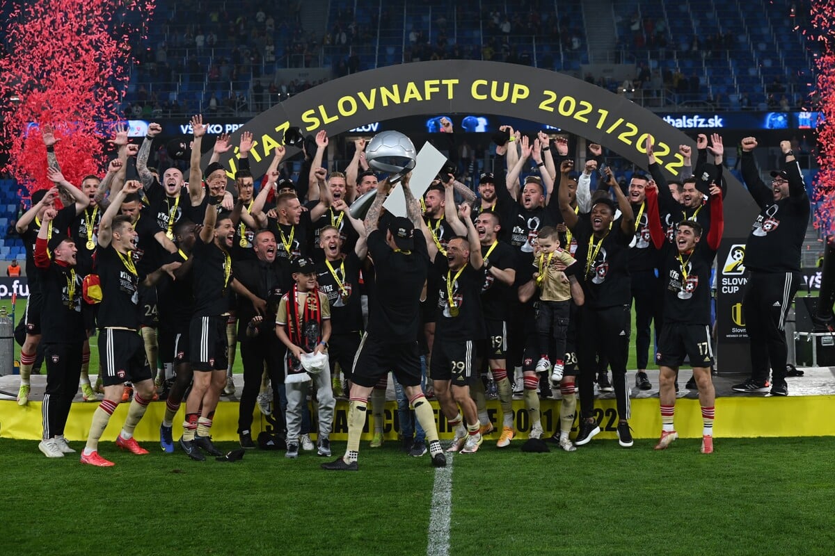 Futbalisti FC Spartak Trnava triumfovali v Slovenskom pohári 21/22. V nedeľňajšom finále Slovnaft Cupu na Národnom futbalovom štadióne v Bratislave zdolali ŠK Slovan Bratislava 2 : 1 po predĺžení. Získali tretiu pohárovú trofej v ére samostatnosti po rokoch 1998 a 2019 (8. mája 2022).