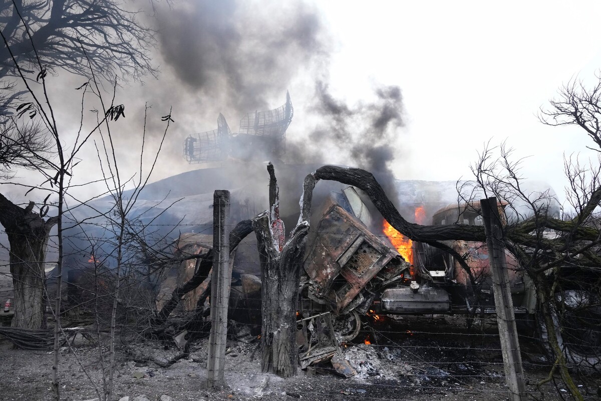 Dym stúpa z poškodeného radarového poľa, ktoré sa nachádza v priestoroch ukrajinskej vojenskej jednotky na predmestí Mariupola v Doneckej oblasti na juhovýchode Ukrajiny vo štvrtok 24. februára 2022.