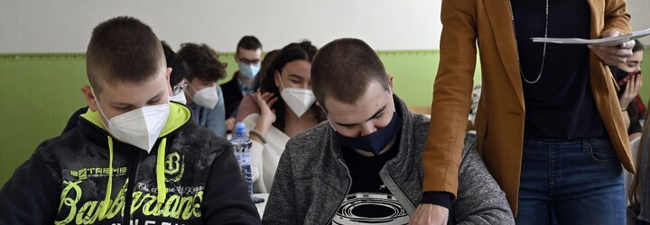 Covid sa medzi tínedžermi šíri trikrát rýchlejšie než medzi deťmi do 9 rokov. Pre tie je návrat do školy bezpečnejší