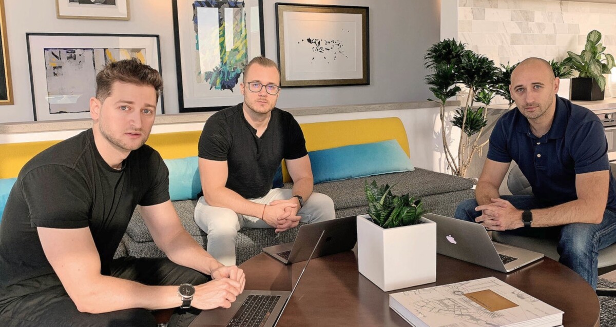 Zakladatelia startupu Around: Dominik Zane, Matt Zakutný a Pavel Serbajlo.