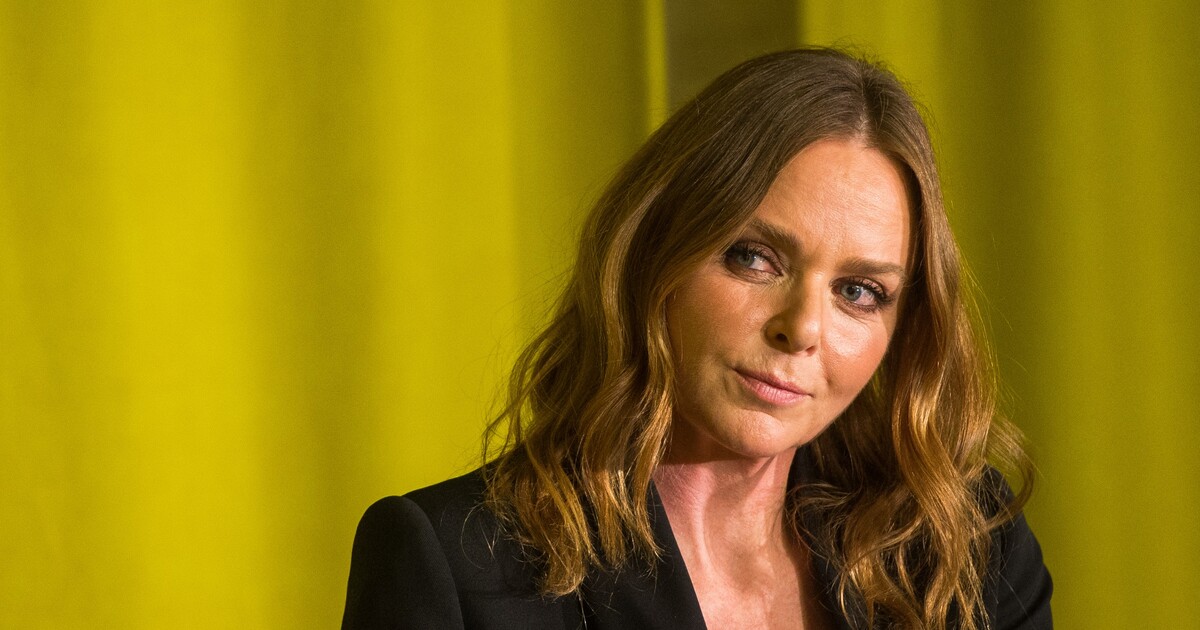 „Moje oblečení nikoho nezabilo.“ Stella McCartney na své přehlídce uvedla živé koně