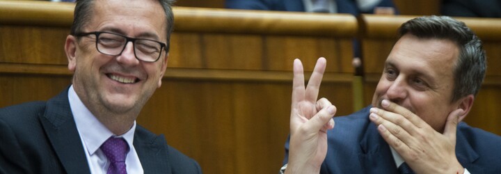10 najbizarnejších momentov odchádzajúceho Andreja Danka: Bozkával výložky a cez telefón aj Zsuzsovú, často si sám priťažil