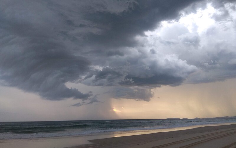 Nejdříve oheň, nyní hrozí záplavy. Austrálii o víkendu čekají silné bouře.
