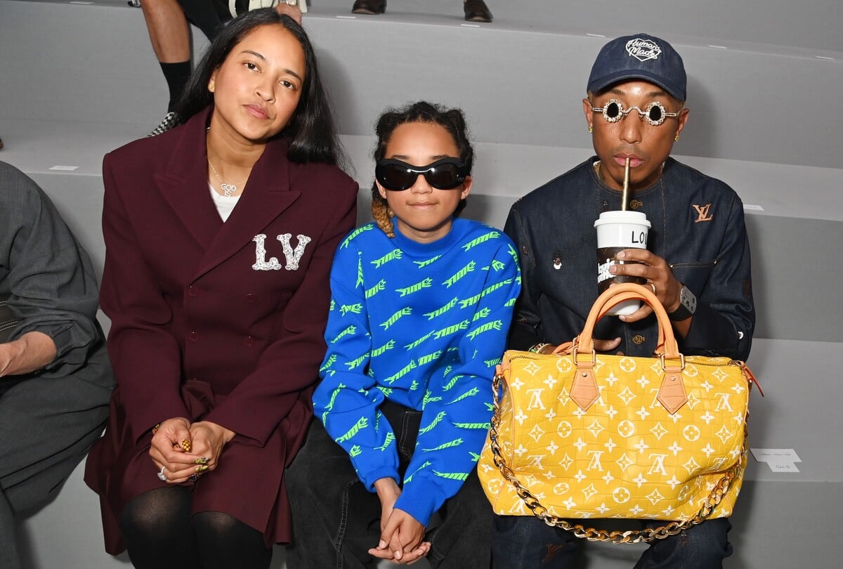 Pharrell Williams s manželkou Helen Lasichanh a synom Rocketom na prehliadke módneho domu Dior Homme.