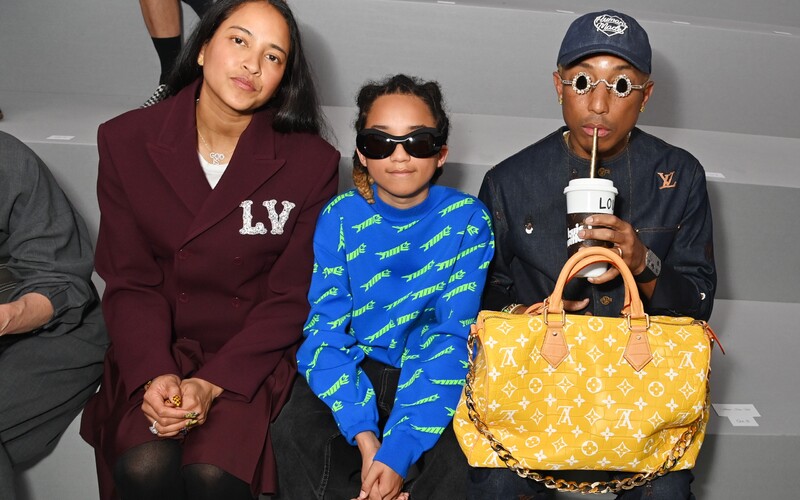 Pařížský týden módy: Pharrell Williams ukázal tašku Louis Vuitton za 1 milion dolarů.
