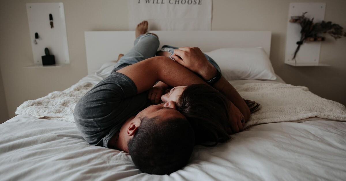 „Souloží mě, ale dýchá jinak a dívá se jinam.“ Milenci spolu mají sex, ale neví o tom, protože jeden z nich spí