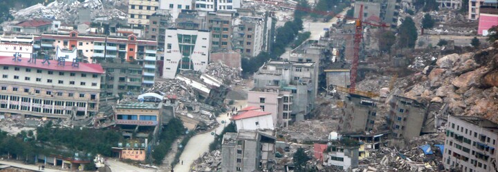 Muž v Číně se po zemětřesení ztratil v horách na 17 dní. Našel ho farmář