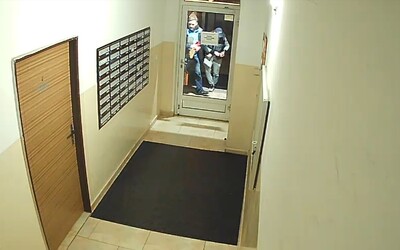 Útočník v Praze kopal do muže, který mu odmítl dát cigaretu. Policie po něm pátrá.