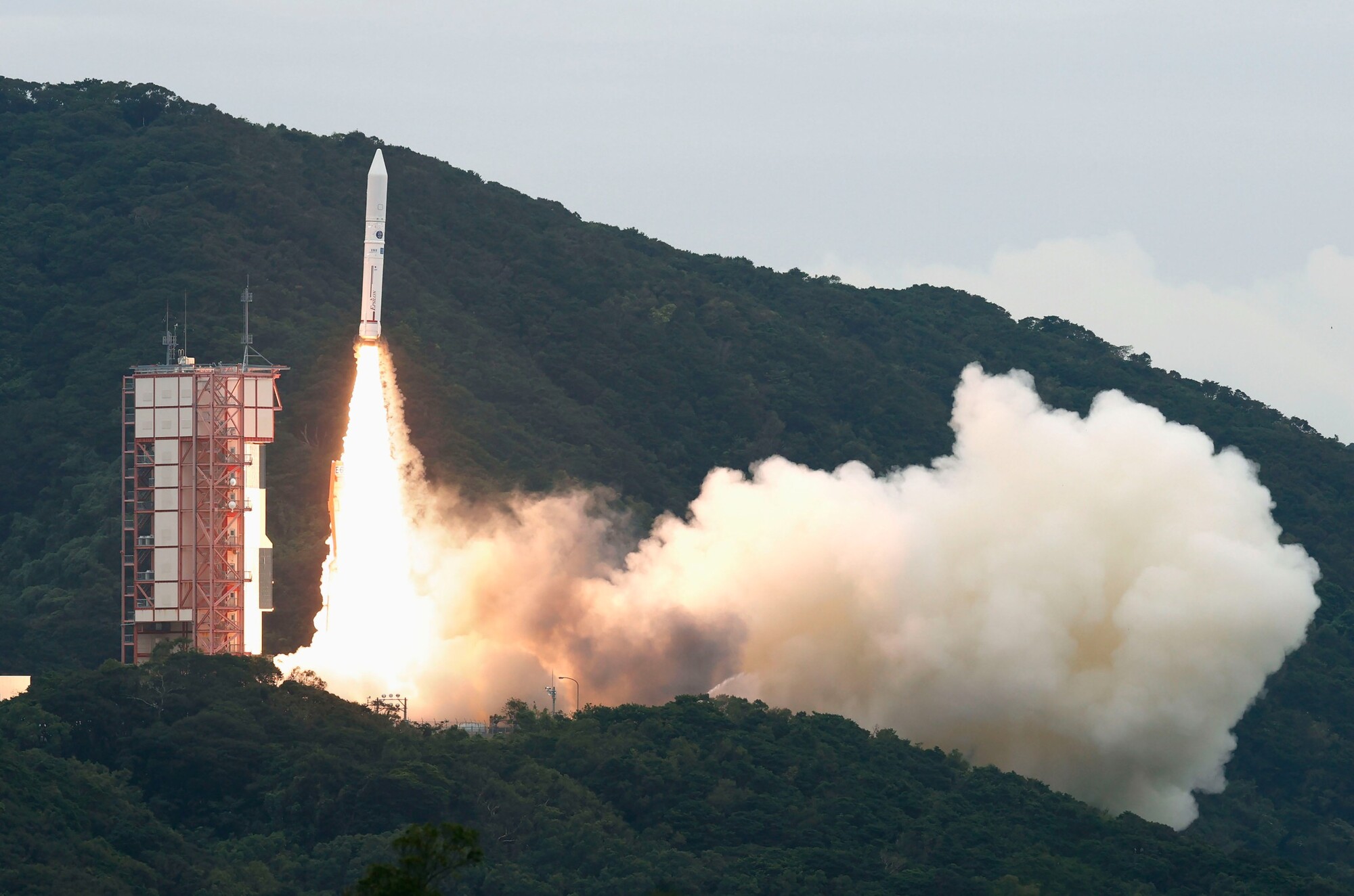 Raketa s názvom Epsilon na kozmodróme Učinura. Japonská vesmírna agentúra JAXA poslala svojej rakete Epsilon po neúspešnom štarte pokyn na sebazničenie. (12. október 2022)