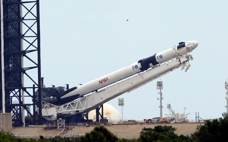 Aktualizované: Súkromná spoločnosť Elona Muska Space X zatiaľ neodpáli do vesmíru dvoch astronautov, kvôli počasiu štart odložili.