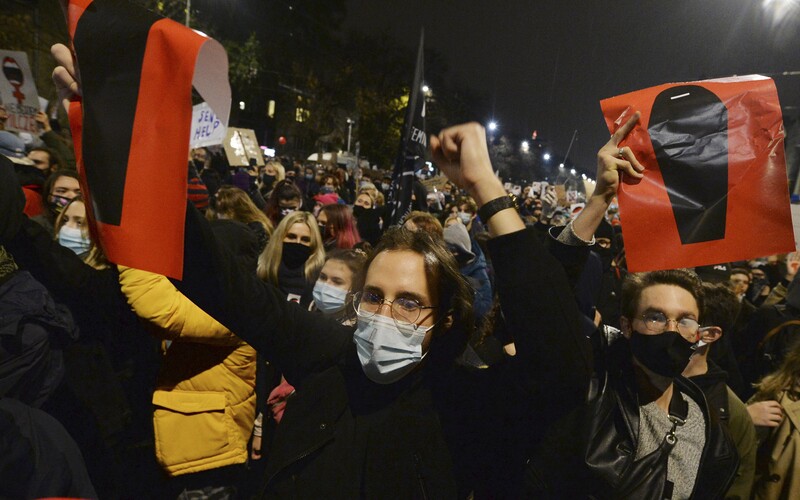 V Polsku zakázali téměř všechny interupce. Tisíce žen protestují v ulicích měst.