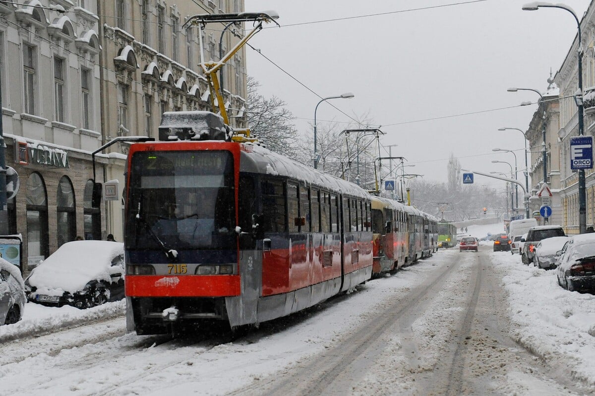 Pohľad na bratislavskú snehovú kalamitu 17. 1. 2013.