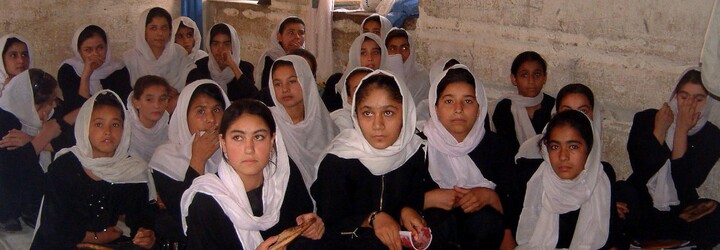 Tálibán zavírá afghánské dívčí školy několik hodin po jejich znovuotevření