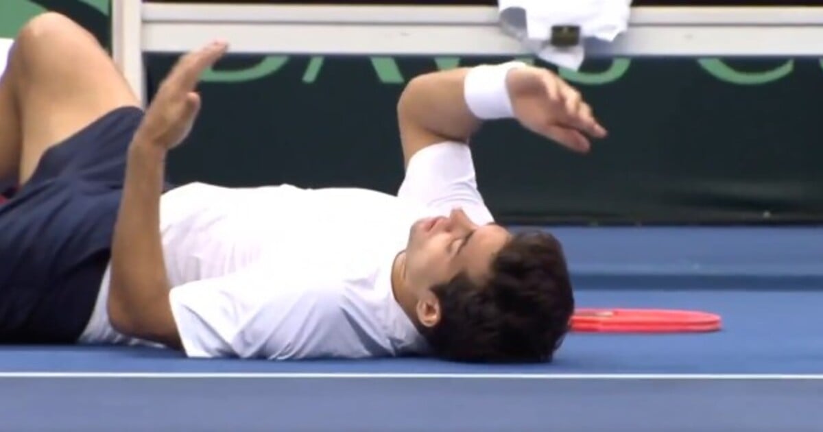 Kontroverzní výhra v Davis Cupu. Belgický tenista srazil protihráče k zemi, zajistilo mu to postup