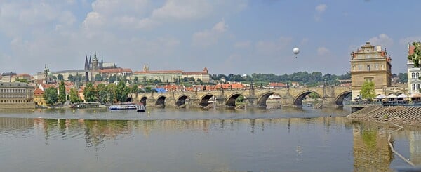 Začneme zlehka. Každý ví, že nejstarším pražským mostem je Karlův. Víš ale, ve kterém roce byl dokončen?
