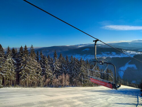 Tohle krkonošské lyžařské středisko se nachází poblíž města Vrchlabí. Poznáš, který skiareál to je? 