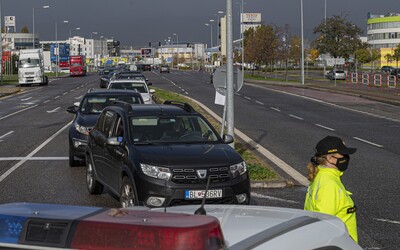 V Bratislave si momentálne na otestovanie autom počkáš odhadom 25 hodín. Odberné miesta na drive-in skolabovali.