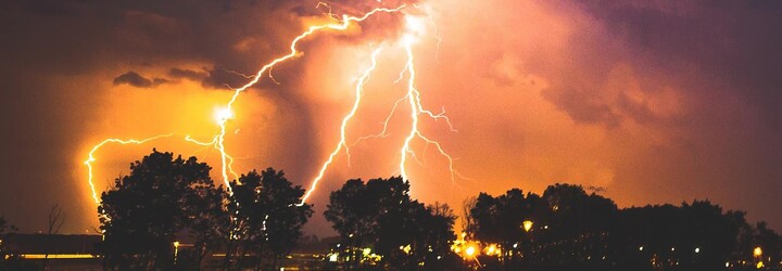 Varování meteorologů: ČHMÚ rozšířil výstrahu před velmi silnými bouřkami a vysokými teplotami