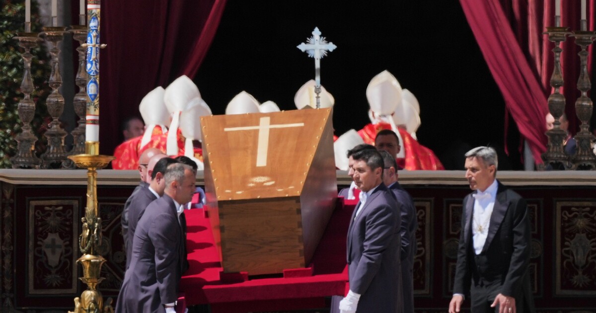 Pohřební mše za papeže skončila. Obřadu se zúčastnilo přes 250 tisíc věřících