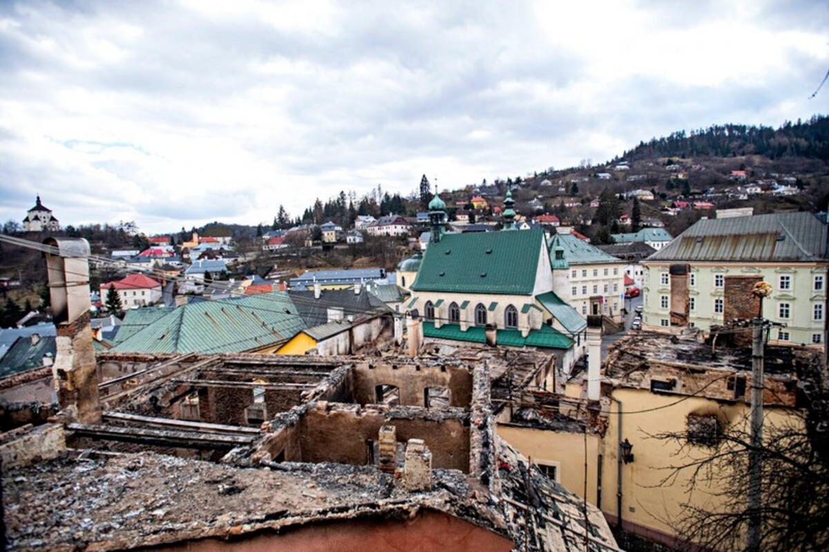 Banská Štiavnica po požiari, ktorý vypukol v sobotu 18. marca 2023.