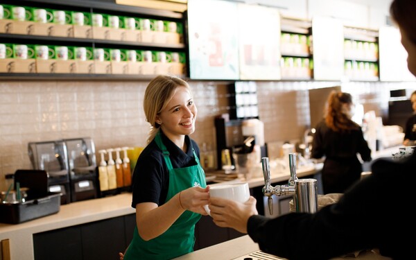 Zamestnanci Starbucksu by do práce nemali: