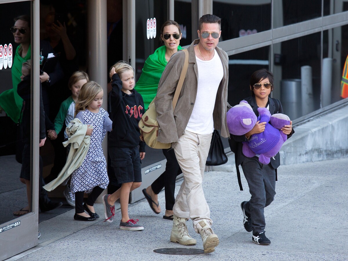 Angelina Jolie a Brad Pitt s deťmi v roku 2014.
