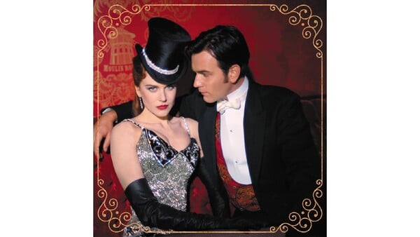 Ve kterém městě se odehrává muzikál Moulin Rouge (2001)?