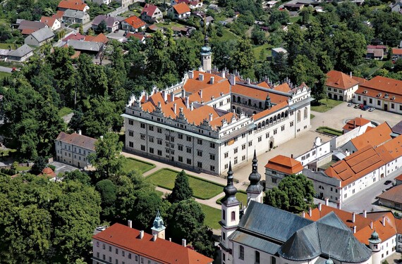 Napovíme, že toto město se nachází v Pardubickém kraji, zdejší renesanční zámek je na seznamu světového dědictví UNESCO a narodil se zde Bedřich Smetana.