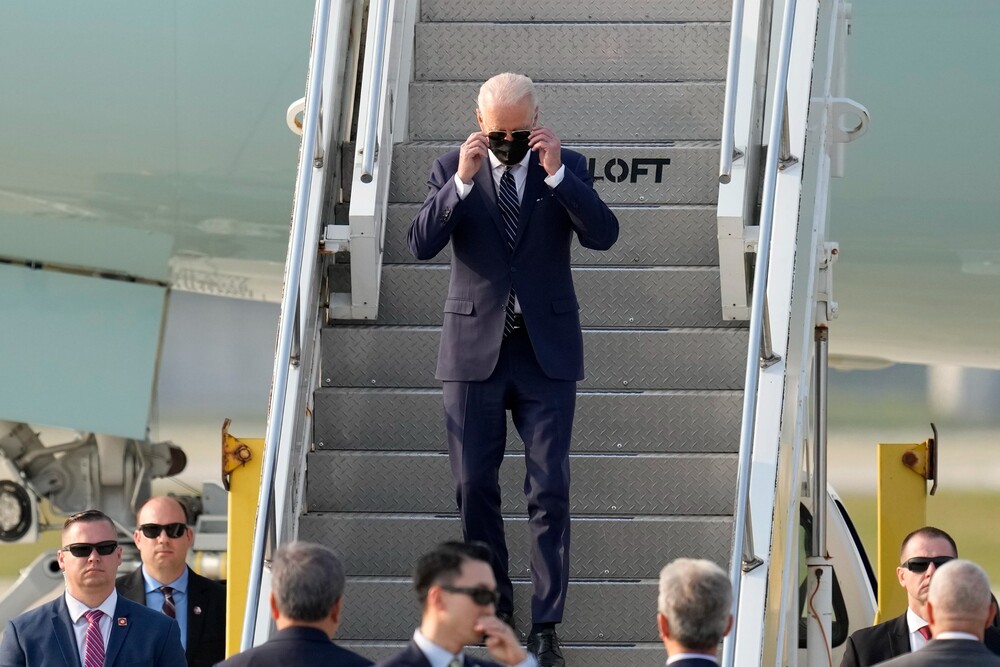 Americký prezident Joe Biden vystupuje z lietadla Air Force One po jeho prílete na leteckú základňu Osan v juhokórejskom Pchjongtcheku, kam priletel na svoju vôbec prvú návštevu Ázie od nástupu do funkcie. (20. mája 2022)