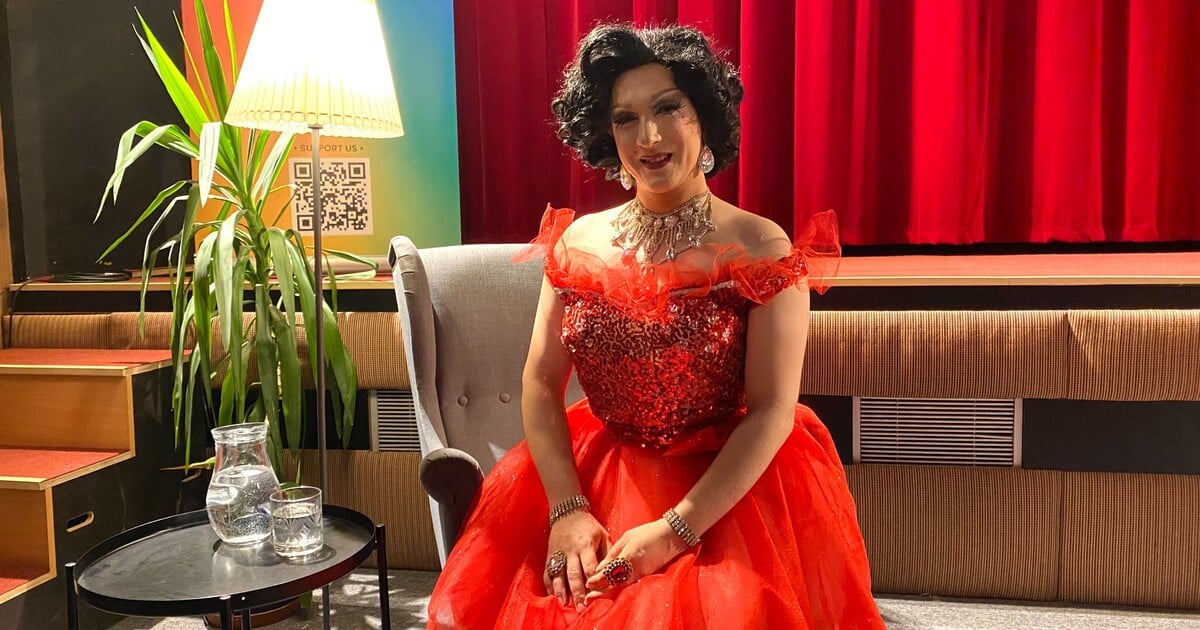 Reportáž ze čtení s drag queen: Jediní, kdo na „obávané“ akci ohrožovali děti, byli věřící, slušní lidé a rajchlovci