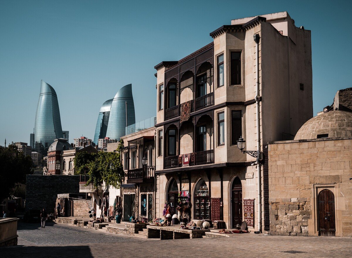 Baku je plné kontrastov. Nájdeš v ňom nádherné historické centrum, ale aj moderné budovy, akými sú napríklad Plamenné veže. Tie môžeš vidieť v pozadí obrázka.
