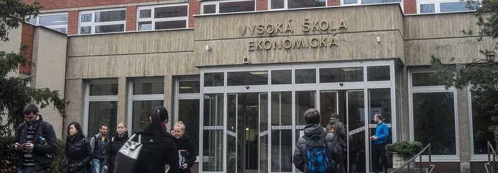 Proč pořád někdo nahlašuje bombu na VŠE? Vyučující musí zkoušky přesouvat do parků, kaváren i KFC, viník je stále neznámý