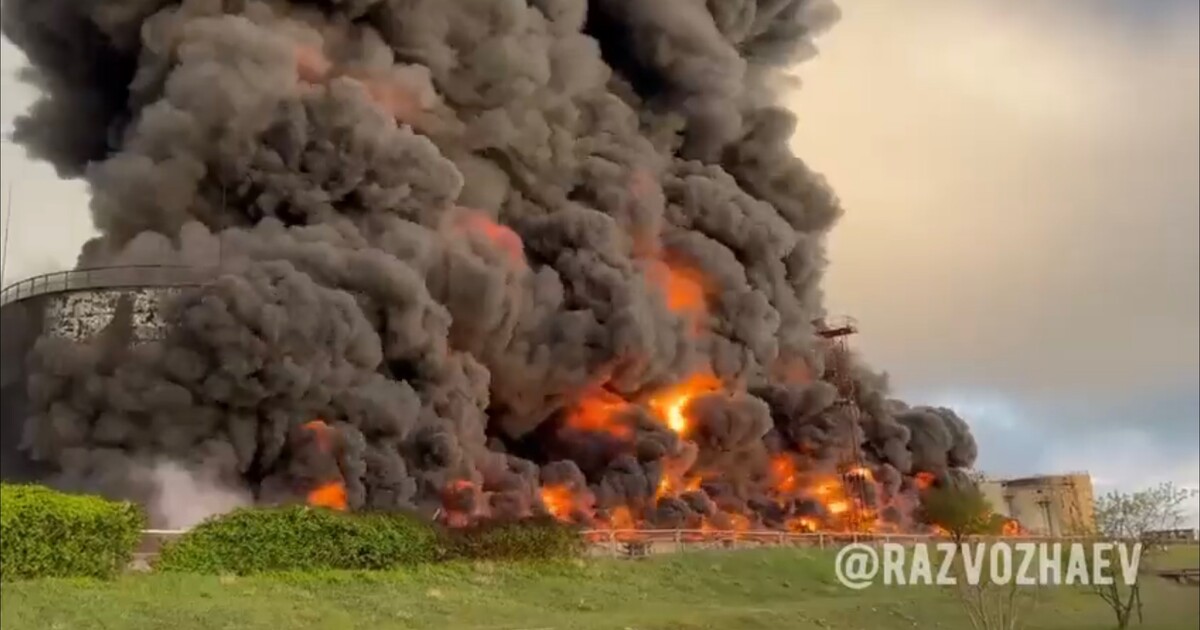 VIDEO: Na okupovaném Krymu došlo k velkému požáru ropného skladu. Zřejmě šlo o útok dronem