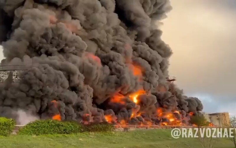 VIDEO: Na okupovaném Krymu došlo k velkému požáru ropného skladu. Zřejmě šlo o útok dronem.