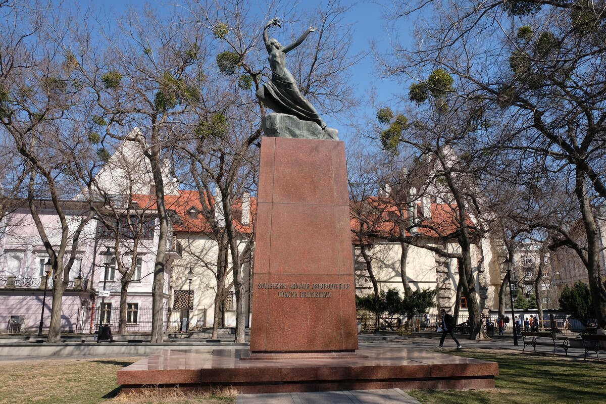 Alegorická socha Víťazstvo sa týči medzi Hviezdoslavovým námestím a Slovenskou filharmóniou.