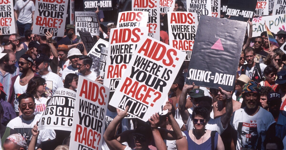 Všichni kolem vás umírali. Jak Ronald Reagan nečinně přihlížel epidemii AIDS a umírání celé generace dětí